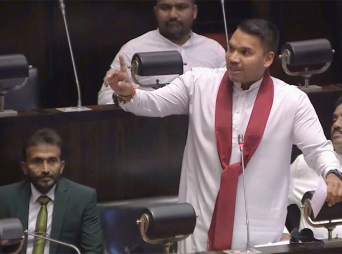 මරාගෙන මැරෙන බෝම්බකරුවාගේ තාත්තා ජවිපෙ ජාතික ලැයිස්තුවේ - නාමල් රාජපක්ෂ